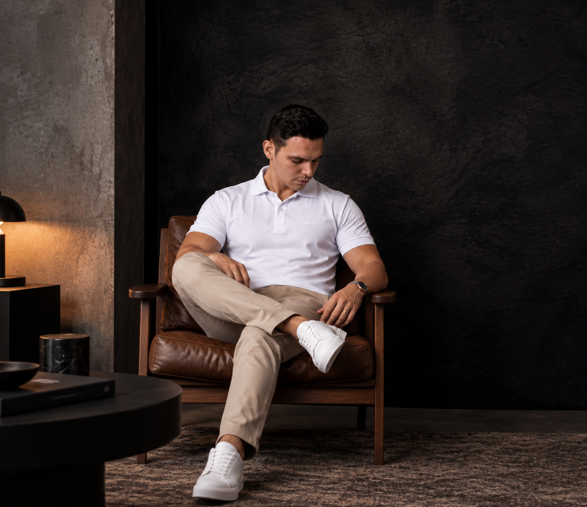 Homem usando polo premium ALCIMO & CO.